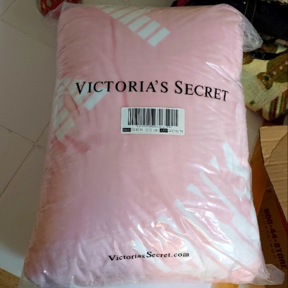 RARE VS PINK Large Fleece Blanket Throw